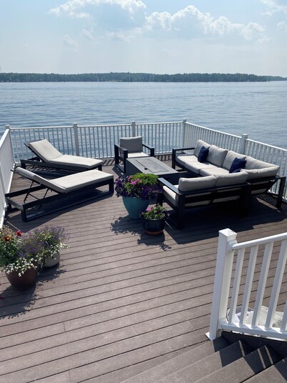 Premium Year-round lakefront Cottage. Bring the entire family or 2 Pet friendly