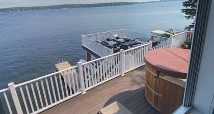 Premium Year-round lakefront Cottage. Bring the entire family or 2 Pet friendly