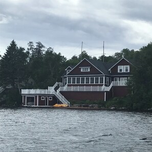 Exterior -  Premium Year-round lakefront Cottage. Bring the entire family or 2 Pet friendly (Falcon Lake)