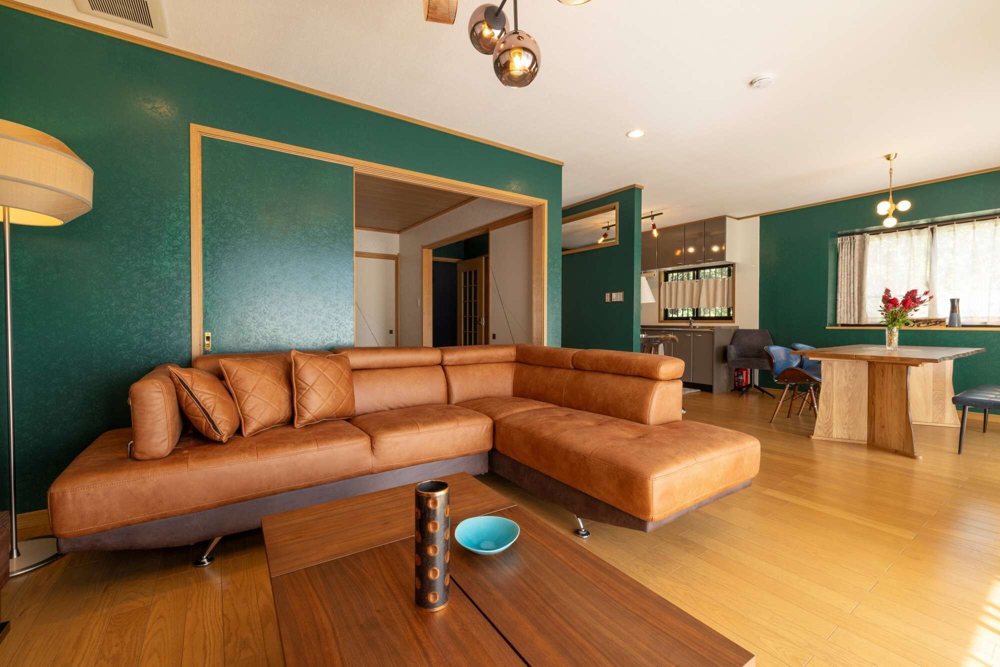 Een televisie, een muziekbibliotheek en een stereo