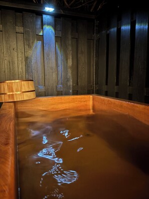 Tina de hidromasaje al aire libre