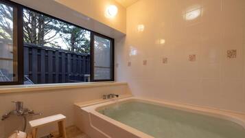 Een haardroger, handdoeken, zeep, shampoo