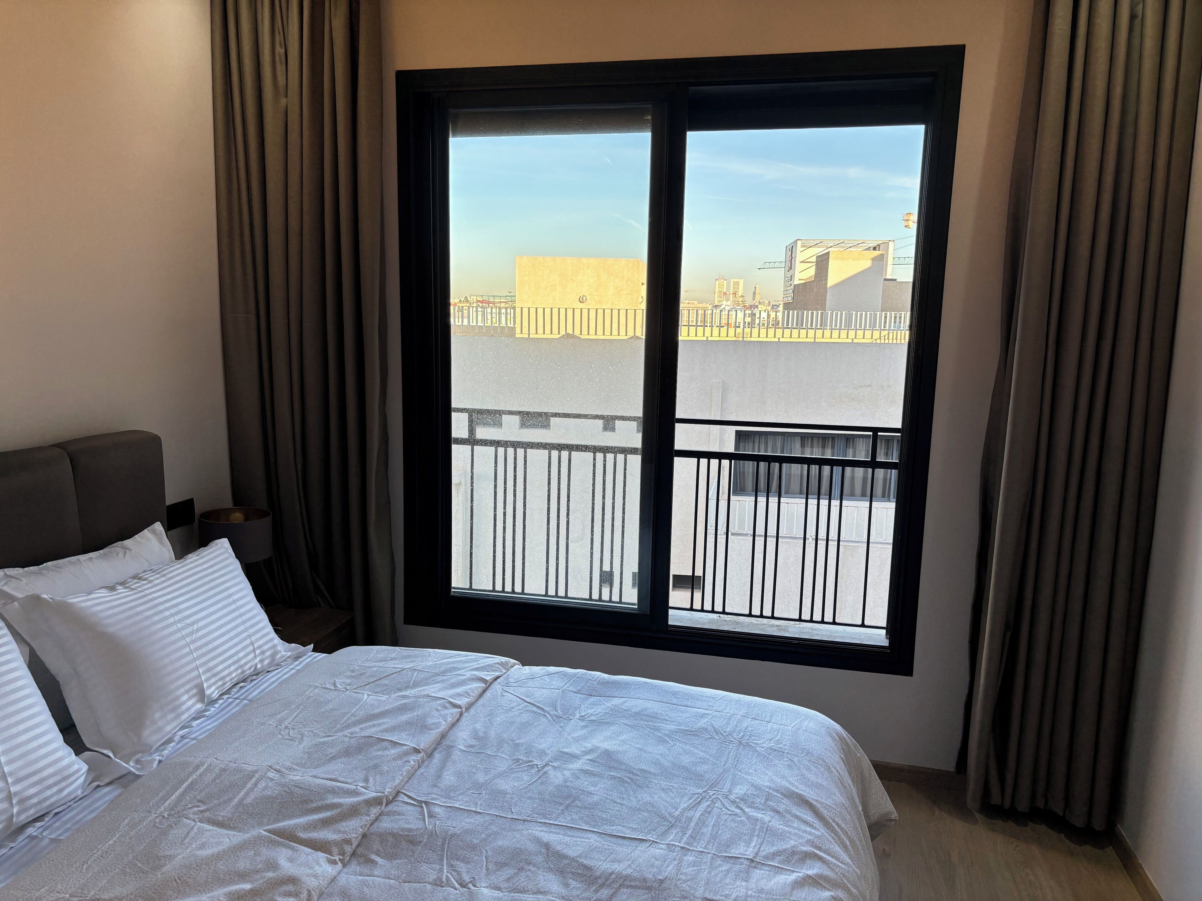 Tabla de planchar con plancha, wifi, ropa de cama