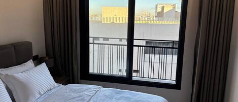 Tabla de planchar con plancha, wifi, ropa de cama