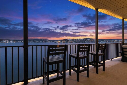 Huge Balcony Spectacular Views, Dock, Pool 4BD/BATH