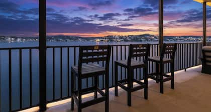 Huge Balcony Spectacular Views, Dock, Pool 4BD/BATH