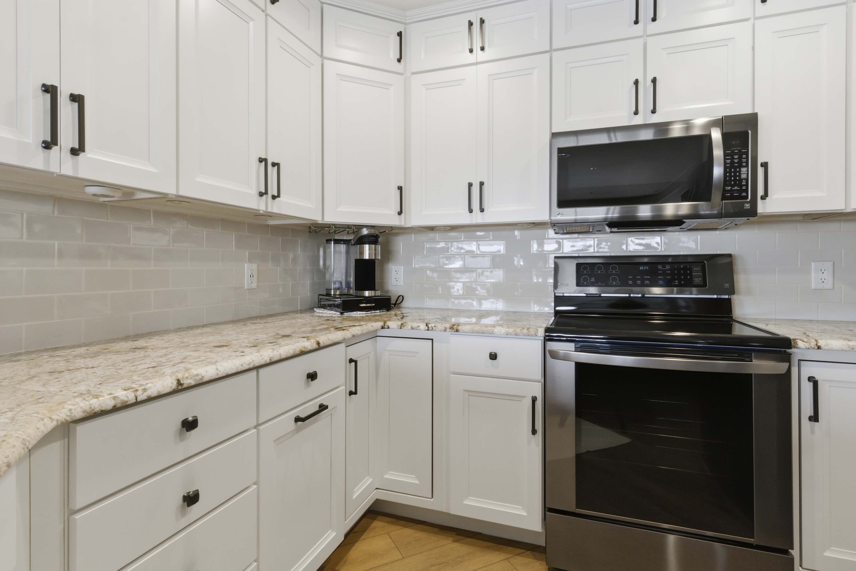 Een koelkast, een magnetron, een oven, een kookplaat