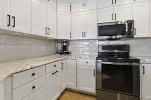 Een koelkast, een magnetron, een oven, een kookplaat