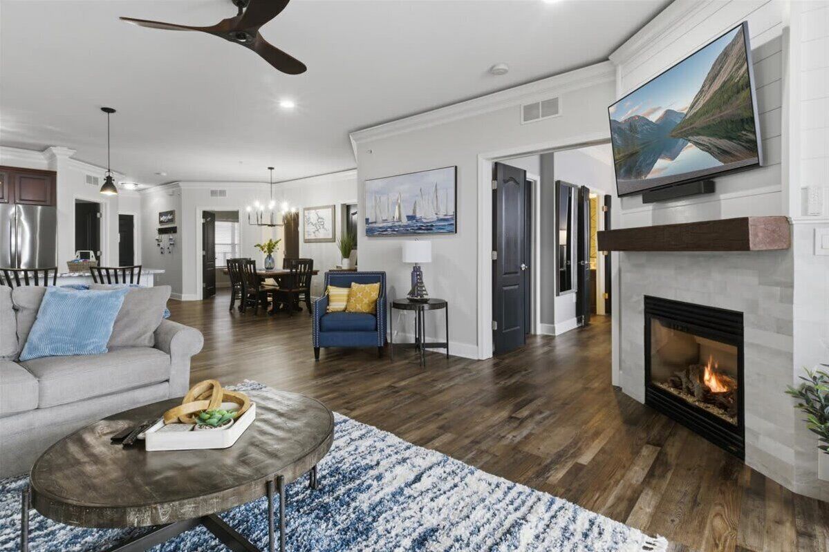 Een televisie, een open haard en een kantoor