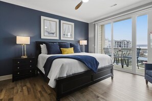 Een strijkplank/strijkijzer, reisbedje, wifi, beddengoed