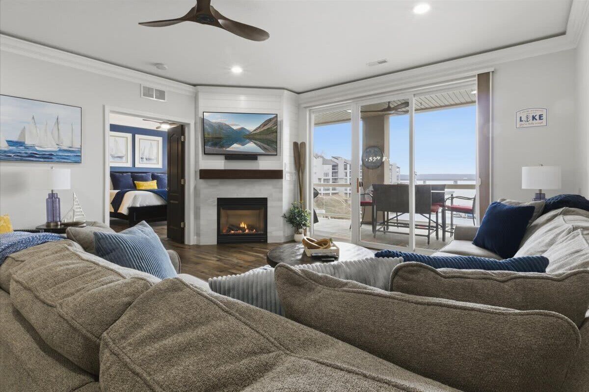 Een televisie, een open haard en een kantoor