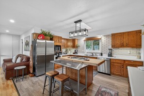 Interior - Above Par - Quiet & Private Retreat | Parking + Lake Views (Cascade)