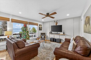 Smart TV, fireplace, books - Above Par - Quiet & Private Retreat | Parking + Lake Views (Cascade)