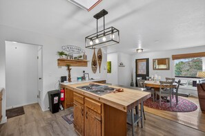 Dining - Above Par - Quiet & Private Retreat | Parking + Lake Views (Cascade)