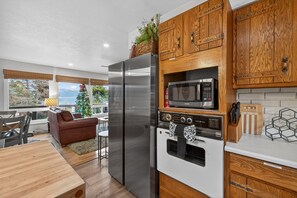 Interior - Above Par - Quiet & Private Retreat | Parking + Lake Views (Cascade)