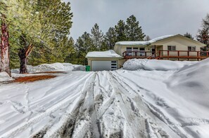 Exterior - Above Par - Quiet & Private Retreat | Parking + Lake Views (Cascade)