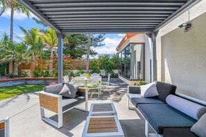 Terrace/patio - Premium Orewa Beachside Escape | Backyard & BBQ (Auckland Hibiscus Coast)