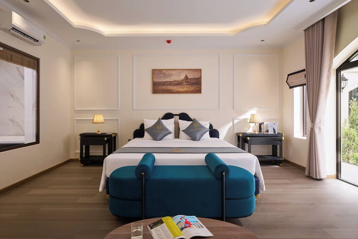 Premium bedding, minibar, desk, blackout curtains