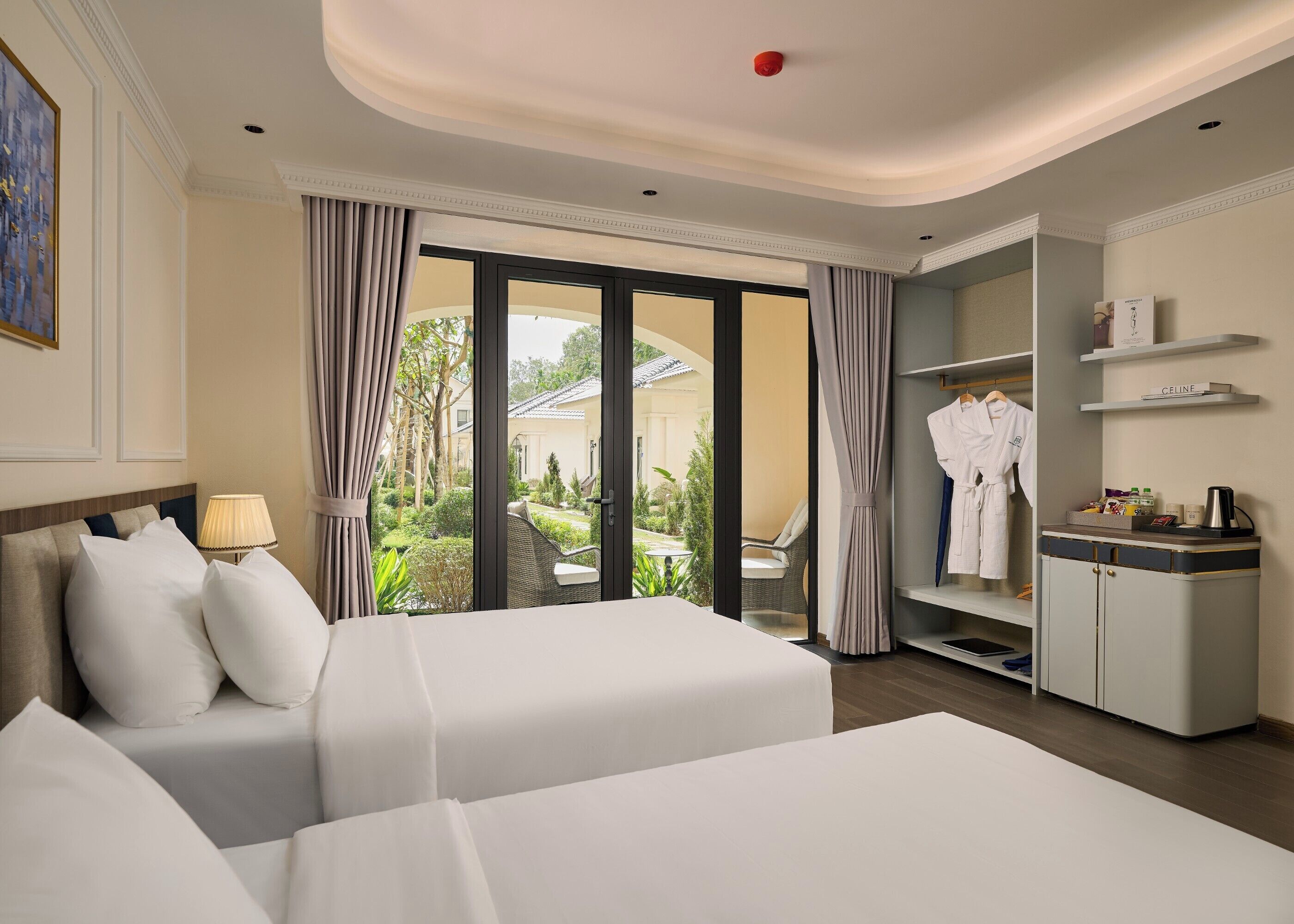 Premium bedding, minibar, desk, blackout curtains