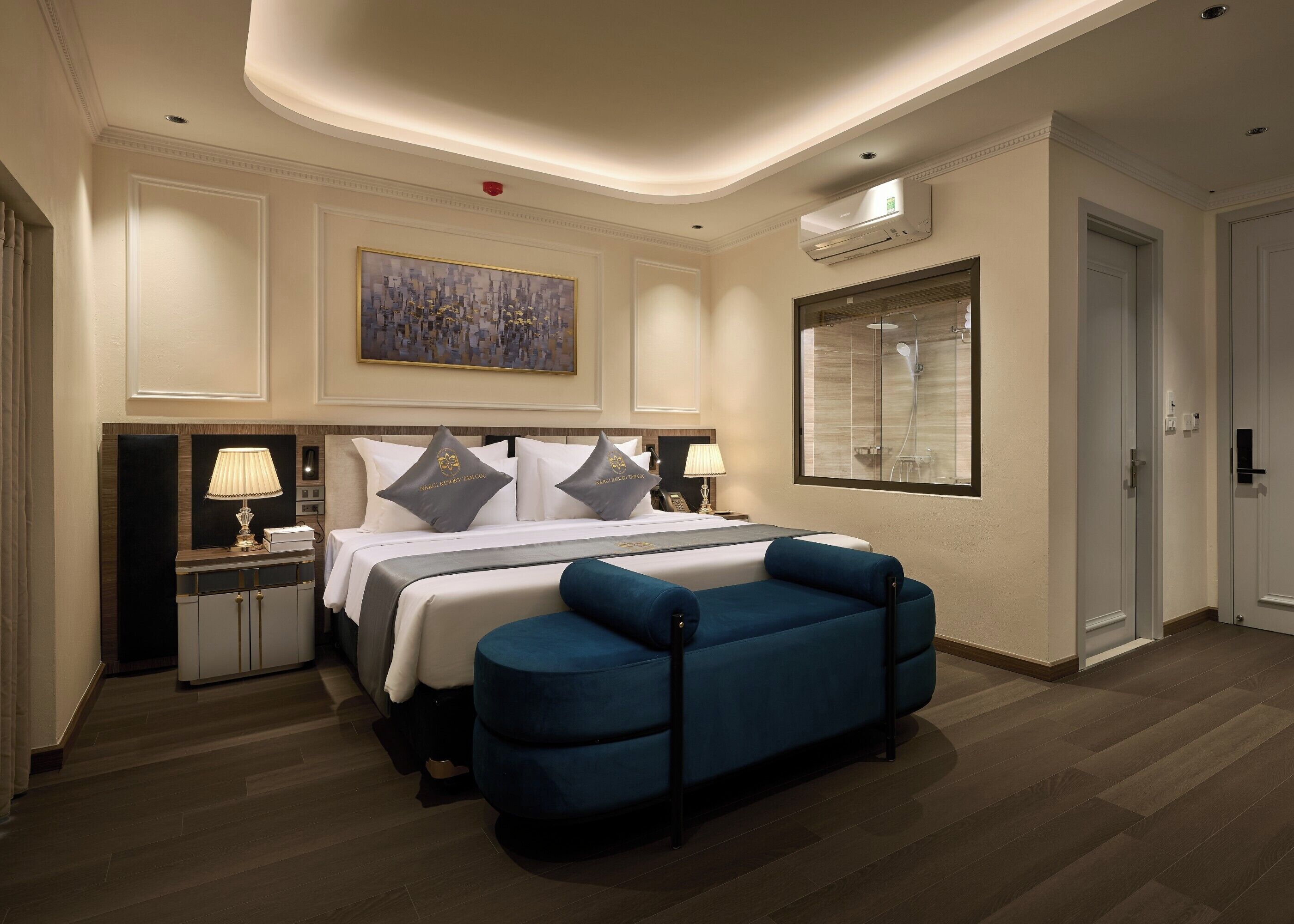 Premium bedding, minibar, desk, blackout curtains