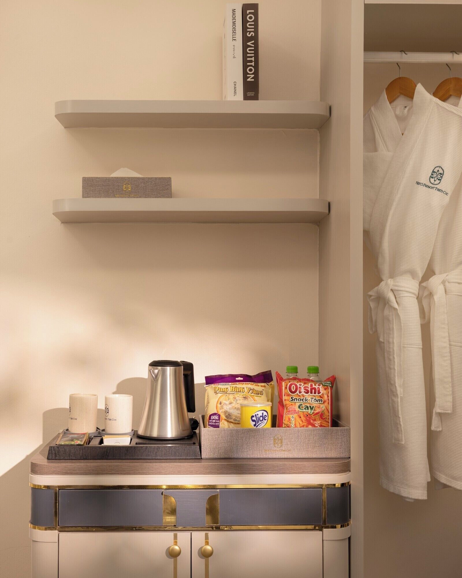 Quarto básico, vista para a piscina | Roupas de cama premium, frigobar, escrivaninha, cortinas blackout