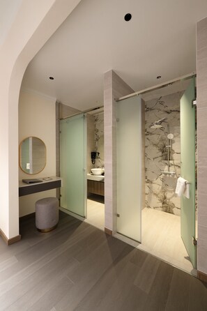 Family Room | Bathroom | Free toiletries, hair dryer, slippers, bidet