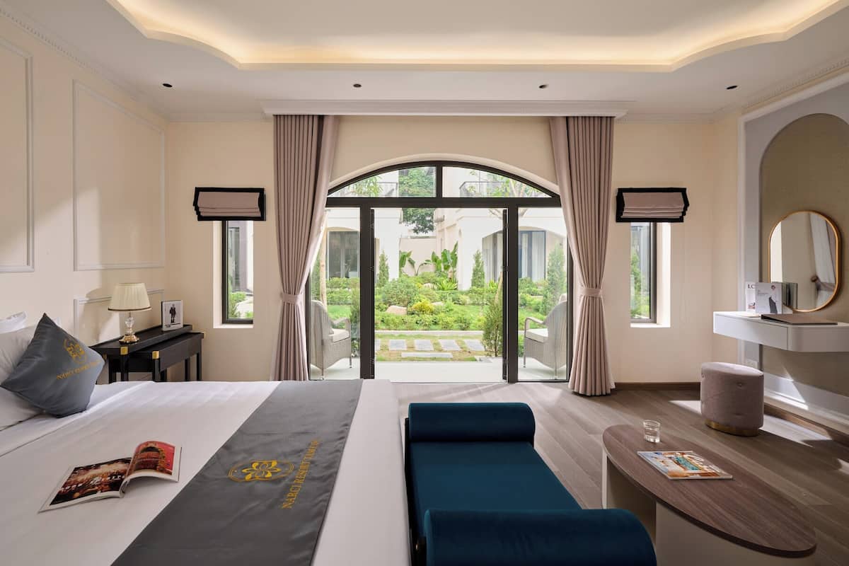 Premium bedding, minibar, desk, blackout curtains