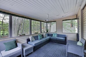Interior - The Playhouse Retreat Large Game Room Fire Pit (Tobyhanna)