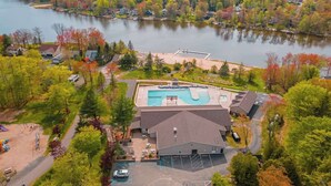 Zona residencial amb piscina, cases i un llac.