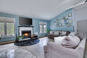 TV, fireplace, offices - The Playhouse Retreat Large Game Room Fire Pit (Tobyhanna)