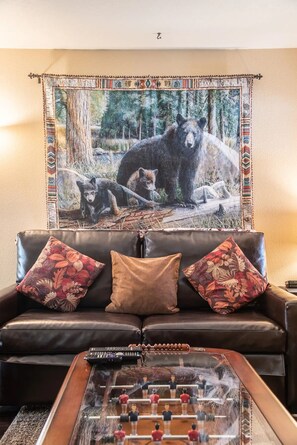 Interior - Cozy 2-BR/2-BA cabin in Big Bear perfect for a relaxing, close to the slopes (Big Bear Lake)