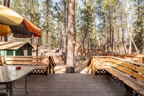 Outdoor dining - Cozy 2-BR/2-BA cabin in Big Bear perfect for a relaxing, close to the slopes (Big Bear Lake)