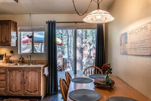 Dining - Cozy 2-BR/2-BA cabin in Big Bear perfect for a relaxing, close to the slopes (Big Bear Lake)