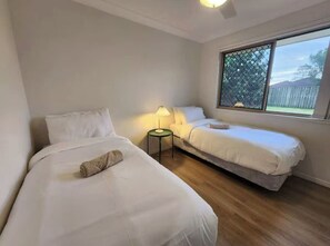 Room - 4 BR Family Retreat – 15 min to Ipswich (Redbank Plains)