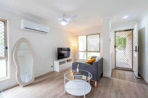 Living area - 4 BR Family Retreat – 15 min to Ipswich (Redbank Plains)