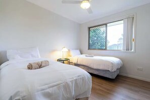 Room - 4 BR Family Retreat – 15 min to Ipswich (Redbank Plains)