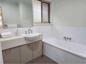 Bathroom - 4 BR Family Retreat – 15 min to Ipswich (Redbank Plains)