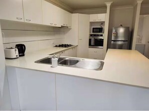 Private kitchen - 4 BR Family Retreat – 15 min to Ipswich (Redbank Plains)