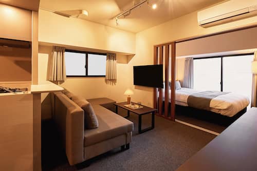 Family Room | Desk, free WiFi, bed sheets