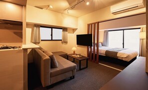 Kamar Keluarga | Meja kerja, Wi-Fi gratis, dan seprai linen