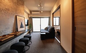 Rom – superior | Oppholdsområde | En 50-tommers TV med digitale kanaler