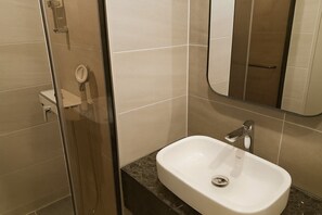 Habitación superior con 2 camas individuales, vista a la ciudad | Baño | Secadora de cabello, toallas, jabón, shampoo