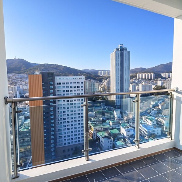 Habitación superior con 2 camas individuales, vista a la ciudad | Wifi gratis