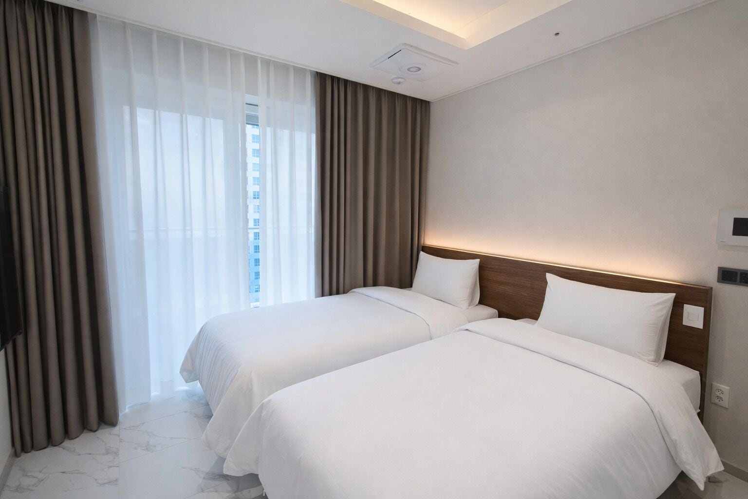 Habitación superior con 2 camas individuales, vistas a la ciudad | Wifi gratis y ropa de cama