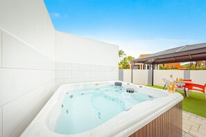 Outdoor dining - NEW Modern Spacious 2BR2BA w/Jacuzzi @ Eagle Beach (Noord)