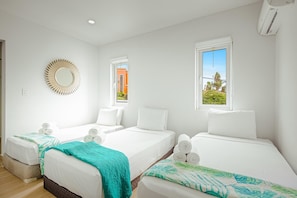 Iron/ironing board, WiFi - NEW Modern Spacious 2BR2BA w/Jacuzzi @ Eagle Beach (Noord)