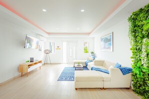 Smart TV - NEW Modern Spacious 2BR2BA w/Jacuzzi @ Eagle Beach (Noord)