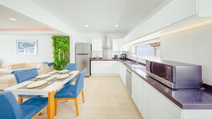 Un apartamento moderno con comedor, cocina y sala de estar.