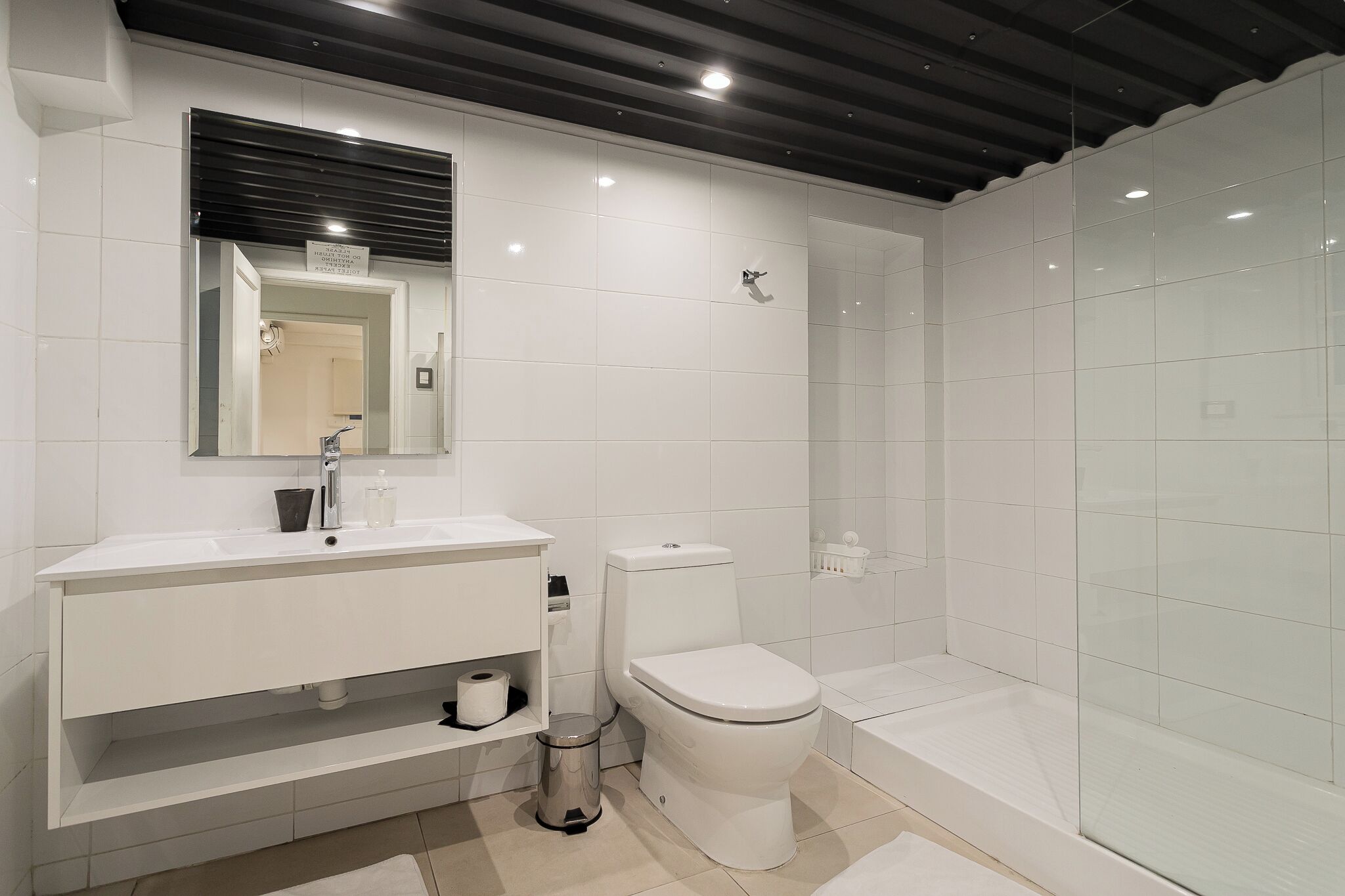 Secadora de cabello, toallas, papel de baño 
