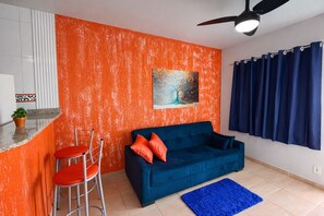 Smart TV, stereo - House next to the beach, with swimming pool, barbecue and air conditioning in the bedrooms. (Cabo Frio)